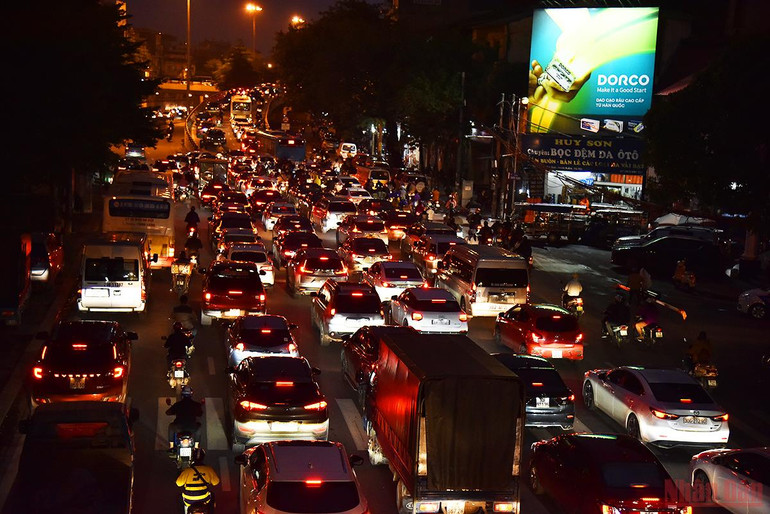 Người dân Hà Nội xuống phố du chơi ngày 20/10 -0