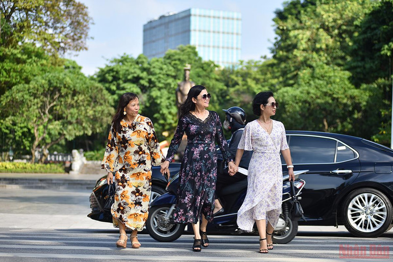 Người dân Hà Nội xuống phố du chơi ngày 20/10 -0