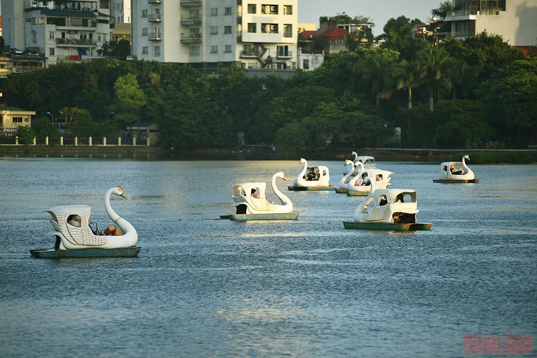 Người dân Hà Nội xuống phố du chơi ngày 20/10 -0