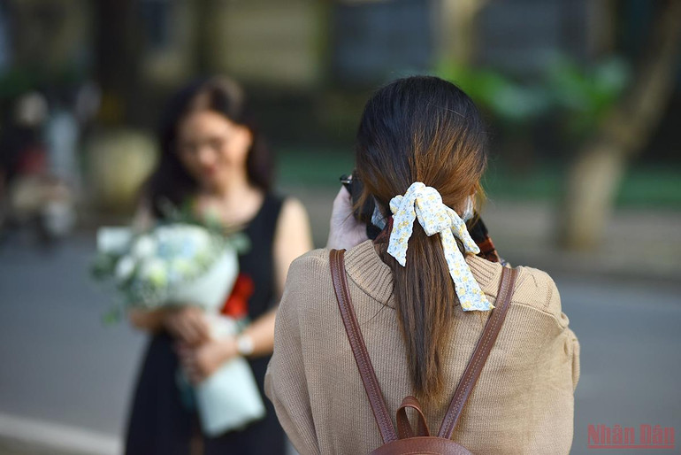 Người dân Hà Nội xuống phố du chơi ngày 20/10 -0