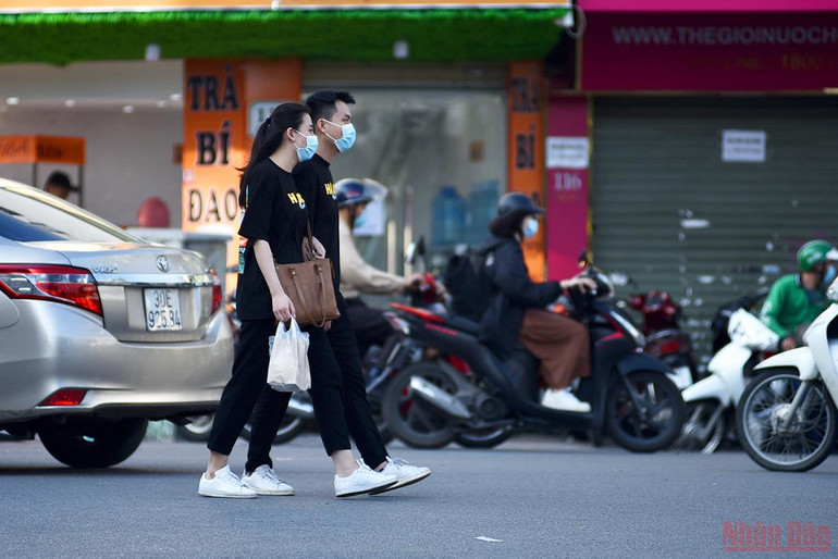 Người dân Hà Nội xuống phố du chơi ngày 20/10 -0