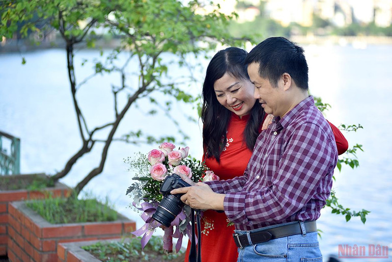 Người dân Hà Nội xuống phố du chơi ngày 20/10 -0