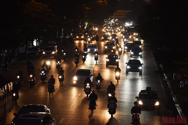 Người dân Hà Nội xuống phố du chơi ngày 20/10 -0