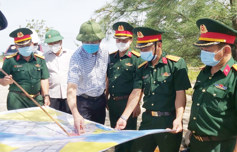 Đồng chí Lê Quang Tùng, Bí thư Tỉnh ủy Quảng Trị kiểm tra công tác quân sự, quốc phòng tại huyện Gio Linh. Xây dựng tỉnh Quảng Trị giàu về kinh tế, mạnh về quốc phòng, an ninh -0