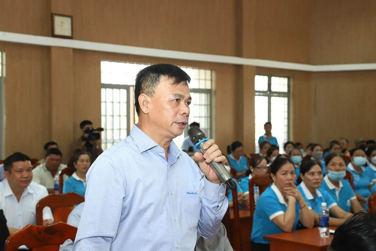 Cử tri trình bày ý kiến kiến nghị với Đoàn đại biểu Quốc hội tỉnh Lâm Đồng. Trưởng Ban Nội chính Trung ương Phan Đình Trạc tiếp xúc cử tri Lâm Đồng -0