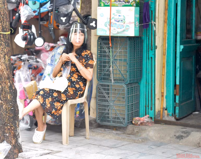 Hàng quán Hà Nội dựng vách ngăn phòng Covid-19 -0