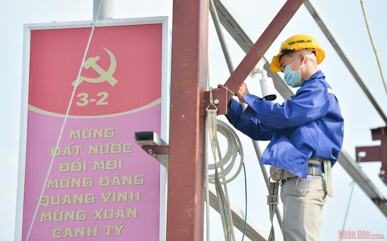 Cận cảnh “đại công trường” sửa chữa, nâng cấp mặt cầu Thăng Long -0