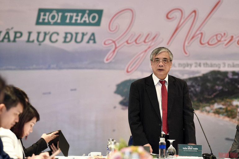 PGS, TS Trần Đình Thiên - nguyên Viện trưởng Viện Kinh tế Việt Nam, thành viên Tổ tư vấn kinh tế của Thủ tướng trình bày tham luận. Hấp lực đưa Quy Nhơn thành điểm đến mới của châu Á -0