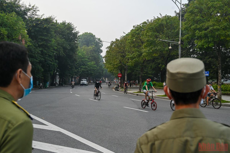 Người dân Hà Nội xuống đường tập thể dục sau nhiều ngày giãn cách -0