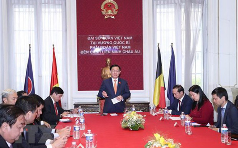 Chủ tịch Quốc hội Vương Đình Huệ nói chuyện với cán bộ, nhân viên Đại sứ quán Việt Nam tại Vương quốc Bỉ. Chủ tịch Quốc hội Vương Đình Huệ làm việc tại Đại sứ quán Việt Nam và gặp gỡ cộng đồng người Việt Nam tại Bỉ -0