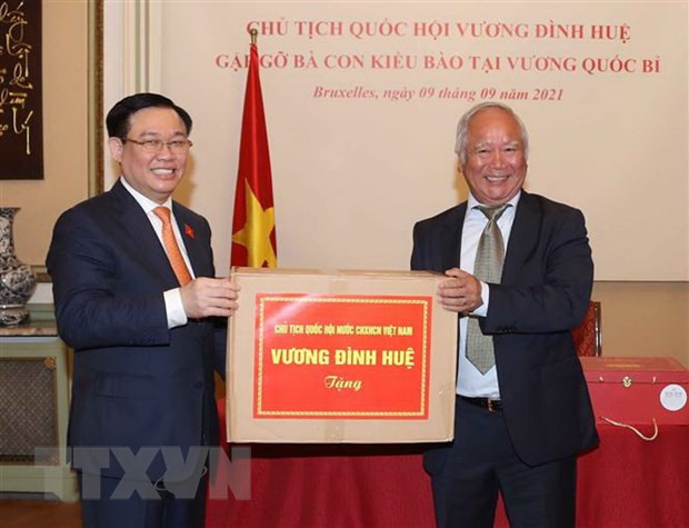 Chủ tịch Quốc hội Vương Đình Huệ tặng quà đại diện cộng đồng người Việt Nam tại Bỉ. Chủ tịch Quốc hội Vương Đình Huệ làm việc tại Đại sứ quán Việt Nam và gặp gỡ cộng đồng người Việt Nam tại Bỉ -0
