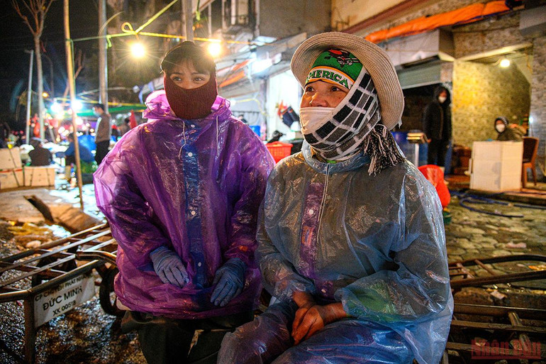 Hà Nội: Người lao động và người vô gia cư căng mình chống chọi với giá rét -0