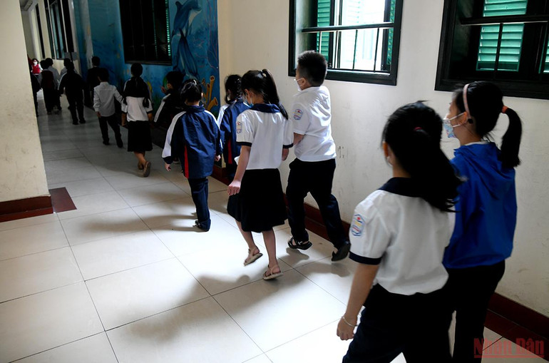 Cùng nắm tay nhau vào lớp nào. (Ảnh: THÀNH ĐẠT) “Ngày đầu tiên” đến trường của học sinh lớp 1 tại Hà Nội -0