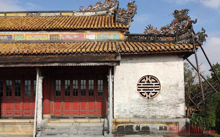 Phần mái công trình đã phải chống giằng bằng cột. Bộ Văn hóa, Thể thao và Du lịch: Bảo quản và phục chế nguyên vẹn tối đa Điện Thái Hòa -0
