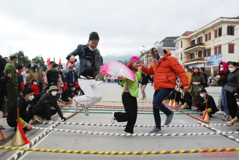 Tưng bừng canaval đường phố Sa Pa -0