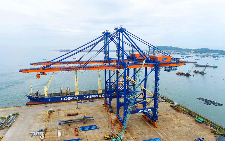 2 cần cẩn đầu tiên đang được hoàn thiện giai đoạn cuối. Doosan Vina-thêm 8 cẩu siêu lớn cho hệ thống cảng biển khu vực miền Bắc -0