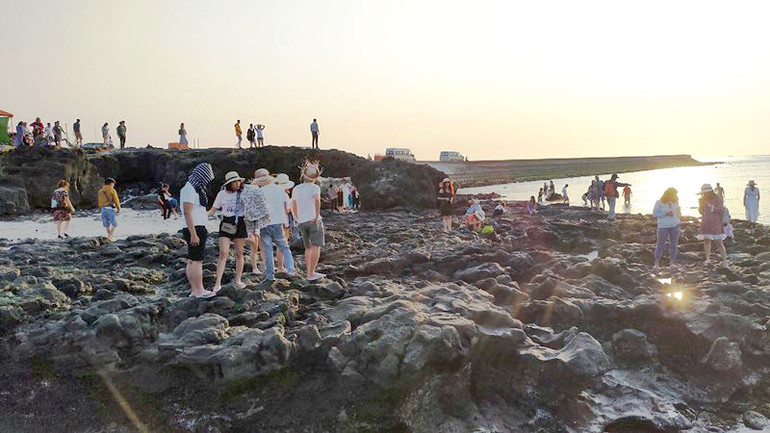 Khi thắng cảnh gánh con người -0