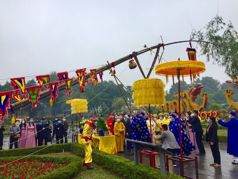 Cây nêu sau khi được dựng lên ở Đoan Môn. Dựng cây nêu đón Tết ở Hoàng thành Thăng Long -0