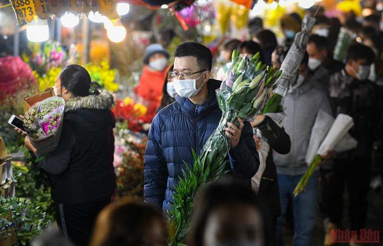 Tấp nập không khí người dân chen chân đi chợ hoa đêm lớn nhất Hà Nội ngày cận Tết -0