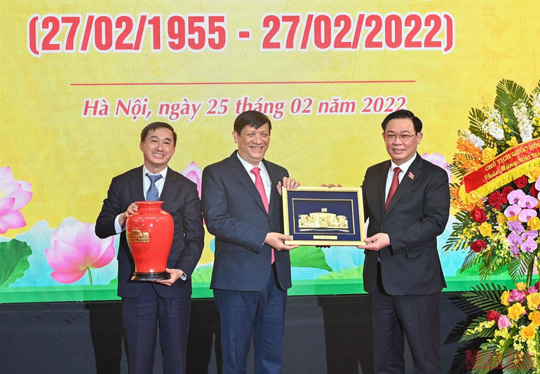 Chủ tịch Quốc hội Vương Đình Huệ tặng quà, chúc mừng các đồng chí lãnh đạo Bộ Y tế. Chủ tịch Quốc hội Vương Đình Huệ thăm, chúc mừng các bác sĩ, nhân viên y tế -0