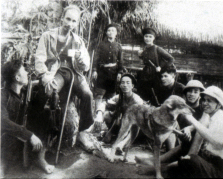 Chủ tịch Hồ Chí Minh với các nhà báo tại Điềm Mặc, Thái Nguyên, năm 1947. (Nguồn: Bảo tàng Lịch sử quốc gia Việt Nam) Chủ tịch Hồ Chí Minh với người làm báo Việt Nam và bạn bè quốc tế -0