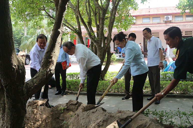 Đồng chí Nguyễn Thiện Nhân trồng cây lưu niệm tại Trung tâm Điều dưỡng thương binh Duy Tiên. Bí thư Thành ủy TP Hồ Chí Minh thăm, tặng quà các trung tâm điều dưỡng thương bệnh binh và chăm sóc người có công tỉnh Hà Nam -0
