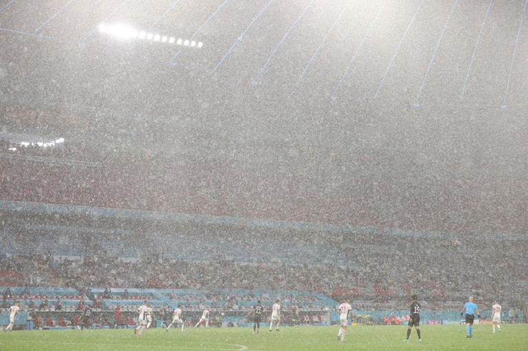 Những khoảnh khắc ấn tượng trên sân cỏ Euro 2020 -0