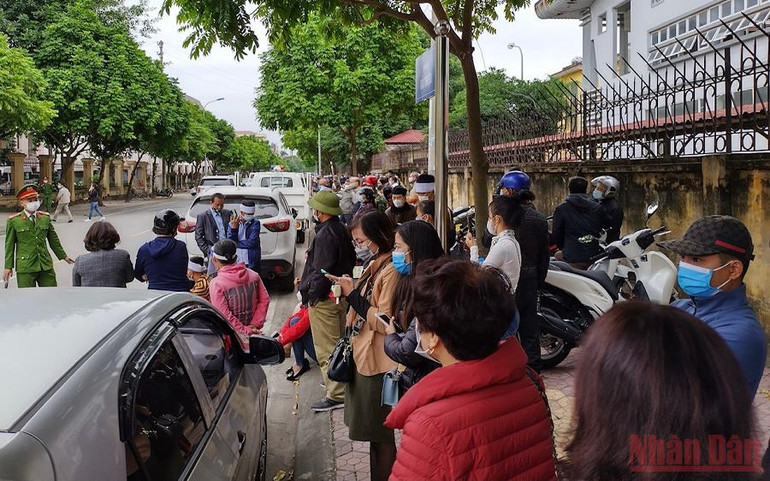 Nhiều người dân theo dõi phiên xét xử bên ngoài tòa án. Tuyên án tử hình kẻ giết chủ nợ đốt xác phi tang -0