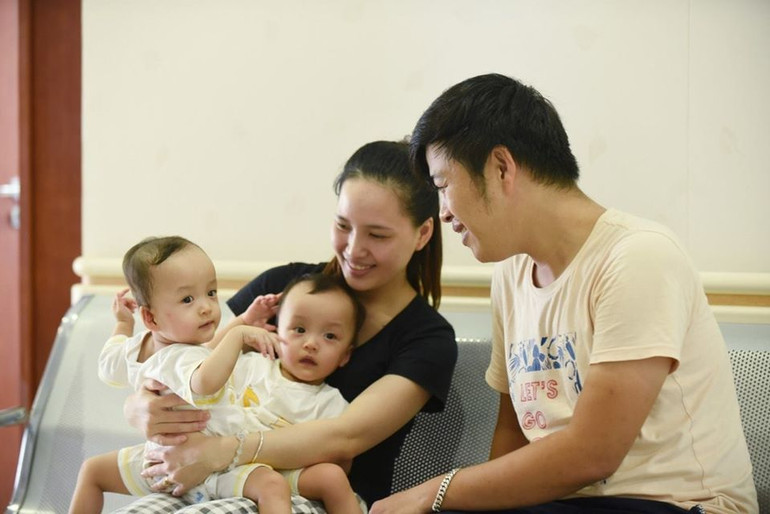 Hai bé song sinh chào đời không may mắn khi dính liền thân dưới. Giám đốc BV Nhi Đồng thành phố: “Chúng tôi sẽ đồng hành với Song Nhi cho đến năm 18 tuổi” -0