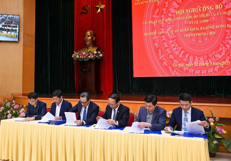Đại diện các đơn vị ký kết bàn giao hồ sơ quy hoạch. a3.jpg -0