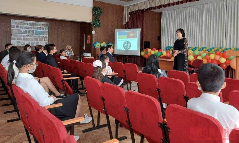 Hiệu trưởng Trường 251, bà Larisa Panteleivna phát biểu tại lễ khai giảng. (Ảnh: QUẾ ANH) Dạy tiếng mẹ đẻ cho con em người Việt Nam tại Ukraine -0