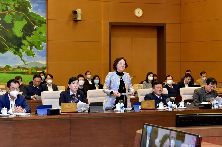 Bộ trưởng Nội vụ Phạm Thị Thanh Trà trình bày tờ trình tại phiên họp. Ảnh: DUY LINH Thành lập các phường thuộc thị xã Phổ Yên và thành phố Phổ Yên, tỉnh Thái Nguyên -0