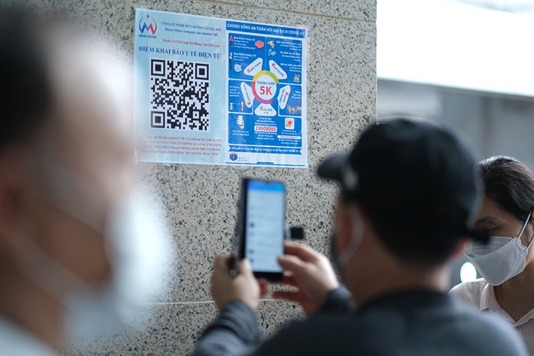 Người dân chen chúc đi thử tàu điện Cát Linh - Hà Đông, tiềm ẩn nguy cơ dịch bệnh -1