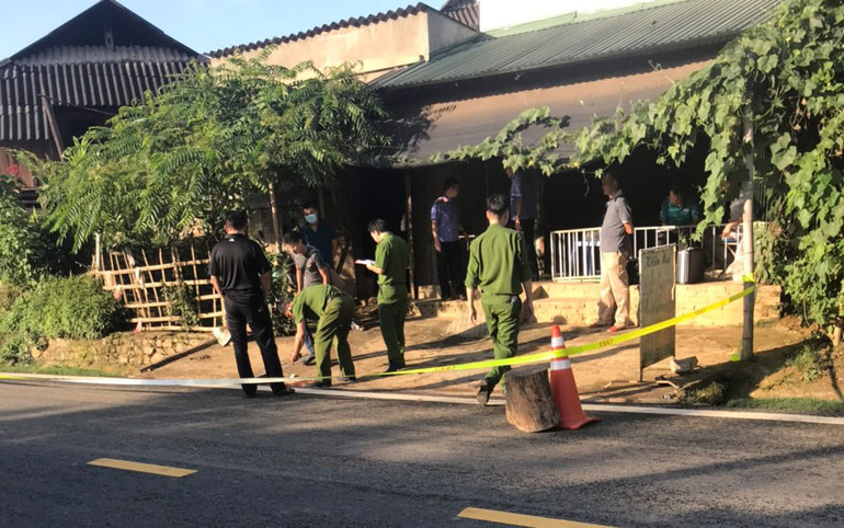 Các lực lượng chức năng đang kiểm tra hiện trường vụ án. Bắt được đối tượng đâm công an xã tử vong tại Sơn La -0