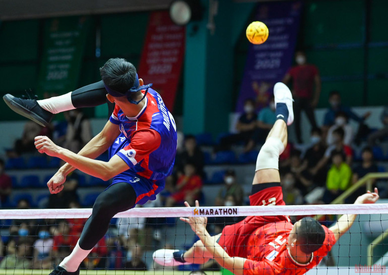 Vận động viên cầu mây phô diễn kỹ thuật tại đấu trường SEA Games 31 -0