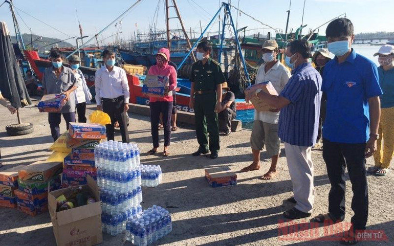 Nhiều tàu thuyền cùng ngư dân các vùng biển khác đến đánh bắt hải sản, buôn bán ở vùng cửa biển Sa Huỳnh, thị xã Đức Phổ. Trao hỗ trợ nhu yếu phẩm trong những ngày cách ly giúp bà con yên tâm, hạn chế lây lan dịch Covid-19 sang các vùng miền khác. H4-1625044340512.jpeg