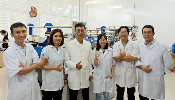 TS Phạm Thị Thùy Phương (thứ 3 từ phải sang) và một số thành viên thuộc nhóm nghiên cứu. (Ảnh: Nhóm nghiên cứu cung cấp) 10 sự kiện khoa học và công nghệ nổi bật năm 2021 -0