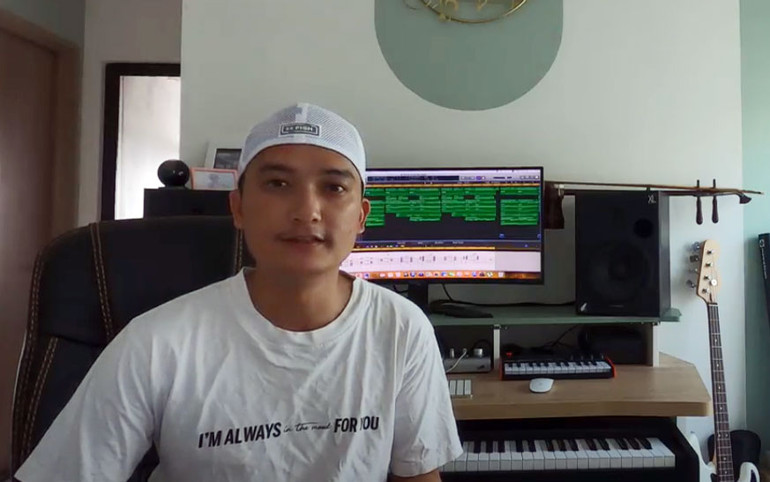 Nhạc sĩ Phạm Việt Tuân. (Ảnh cắt từ clip) Lấy âm nhạc làm vũ khí chống dịch -0