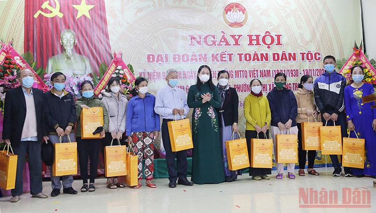 Phó Chủ tịch nước Võ Thị Ánh Xuân tặng quà cho các gia đình chính sách tiêu biểu ở thị xã Quảng Trị. Phó Chủ tịch nước Võ Thị Ánh Xuân dự Ngày hội Đại đoàn kết toàn dân tại Quảng Trị -0