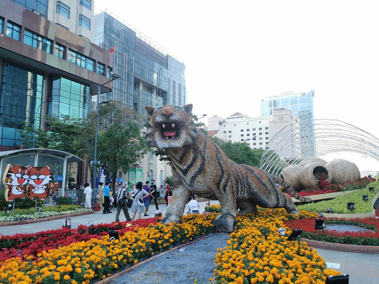 Linh vật hổ làm từ chất liệu sỏi tại Đường hoa Nguyễn Huệ 2022. Đường hoa Nguyễn Huệ 2022 mở cửa đến mùng 6 Tết -0