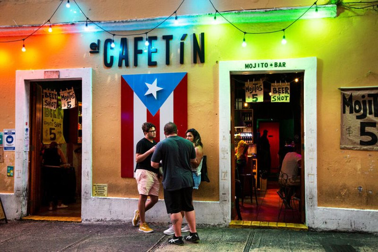 Puerto Rico đang trải qua 1 đợt bùng phát mạnh các ca nhiễm Covid-19 mới. (Ảnh: New York Times) CDC Mỹ khuyến cáo duy trì đeo khẩu trang trên các phương tiện giao thông công cộng -0