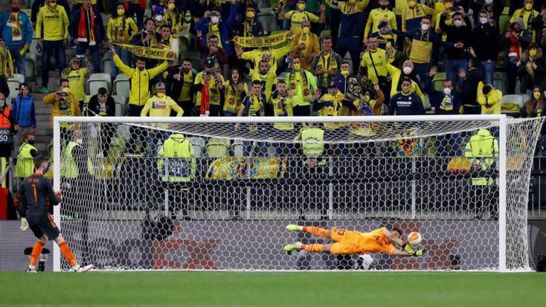 Thủ môn Geronimo Rulli cản phá pha đá luân lưu cuối cùng của người đồng nghiệp bên kia chiến tuyến David de Gea, đem về chiếc cúp vô địch cho Villarreal. (Ảnh: Getty Images) Đánh bại MU trên chấm luân lưu, Villarreal lần đầu vô địch Europa League -0
