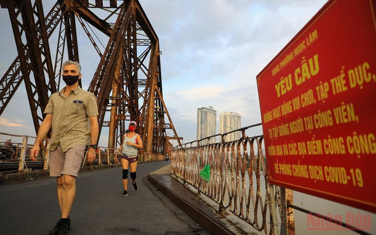 Người dân Hà Nội lại ra đường đạp xe tập thể dục bất chấp lệnh cấm theo Chỉ thị 15 -0