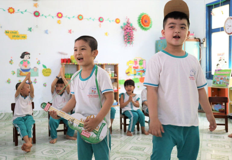 Tiết mục văn nghệ dễ thương với các đạo cụ từ vỏ hộp sữa Vinamilk của các bé trường Mẫu giáo Hưng Phong. (Ảnh: VNM) Sữa học đường: Nền tảng dinh dưỡng từ ghế nhà trường -0