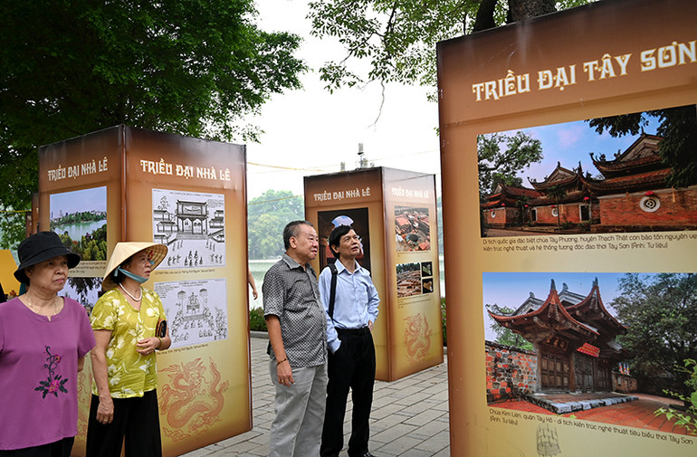 Đường phố Hà Nội rực rỡ cờ hoa chào mừng các sự kiện lớn -0