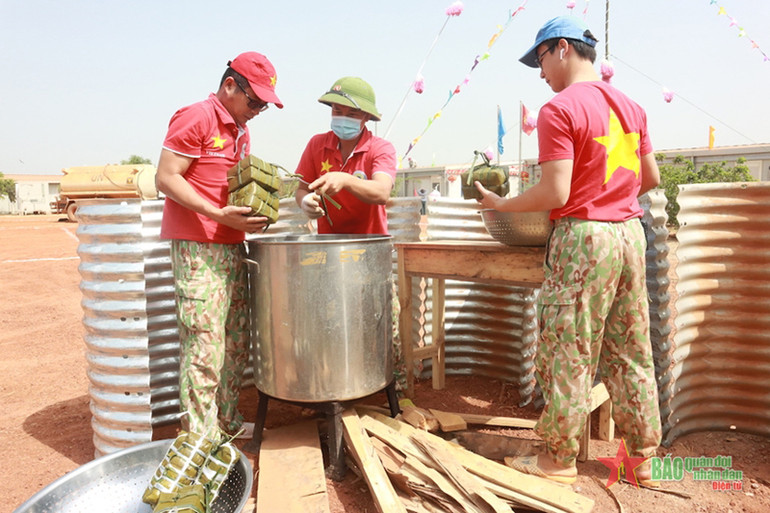 Những chiếc bánh chưng, bánh tét đầu tiên được vớt. (Ảnh: Báo Quân đội Nhân dân) Những chiếc bánh chưng, bánh tét đầu tiên được vớt. (Ảnh: Báo Quân đội Nhân dân)