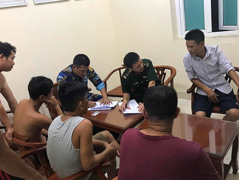 Cứu hộ chín thuyền viên gặp nạn trên biển -0