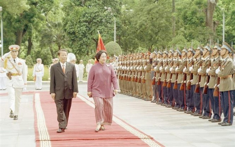 Chủ tịch nước Trần Đức Lương và Tổng thống Indonesia Megawati Sukarnoputri duyệt đội danh dự quân đội nhân dân Việt Nam trong chuyến thăm chính thức Việt Nam từ ngày 25-27/6/2003. (Ảnh: Nguyễn Khang/TTXVN) Con gái Tổng thống Indonesia kể chuyện “Đôi dép Bác Hồ” -0