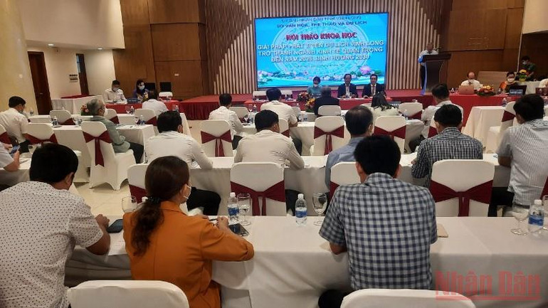 Hội thảo khoa học “Giải pháp phát triển du lịch Vĩnh Long trở thành ngành kinh tế quan trọng đến năm 2025, định hướng đến năm 2030” diễn ra sáng 22/4. (Ảnh: BÁ DŨNG) Sôi nổi Ngày hội du lịch tỉnh Vĩnh Long 2022 -0