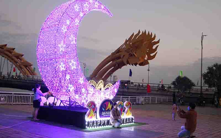 Người dân Đà Nẵng nhẹ nhàng đón năm mới -0